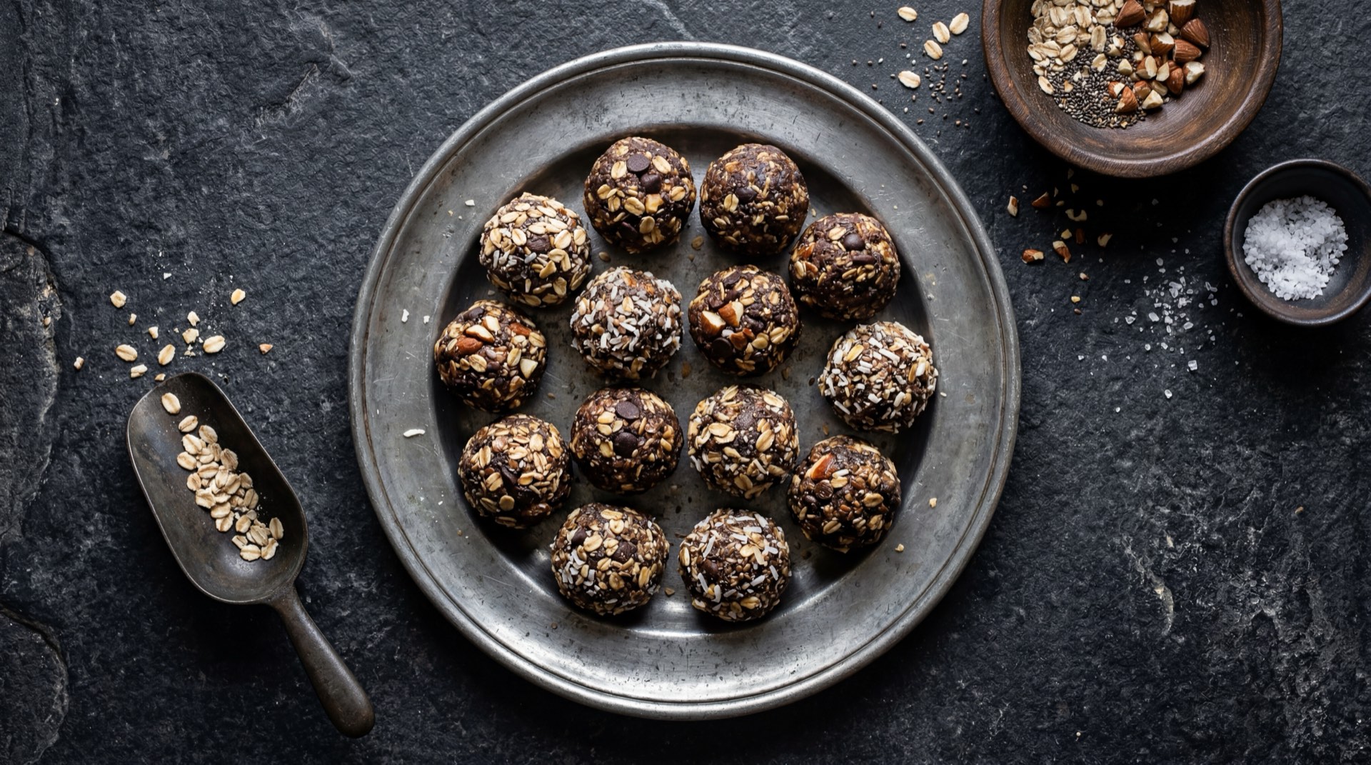 Alternativa saludable a las barras Tosh: granola casera con avena integral, semillas de chia, almendras fileteadas y frutos rojos frescos sobre yogur griego natural