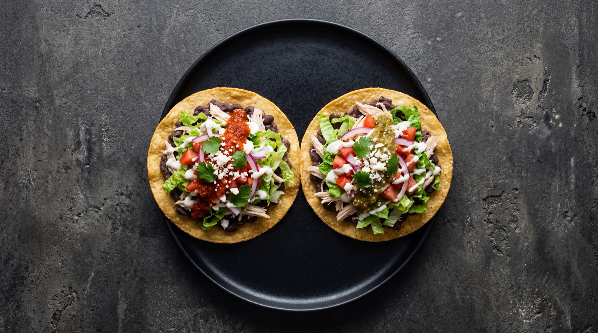 Tostada mexicana version saludable horneada con ceviche de camaron fresco sobre lechuga y aguacate sin crema