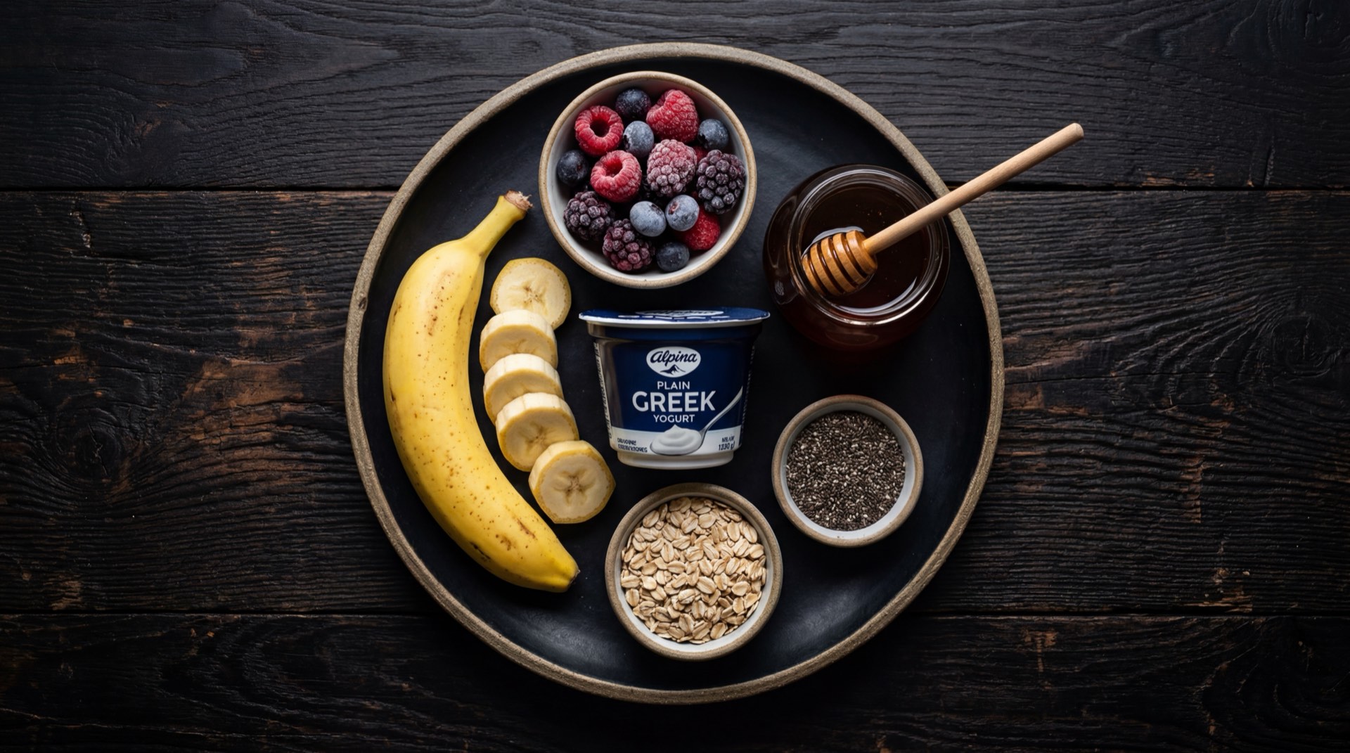 Ingredientes del yogurt Alpina: leche entera pasteurizada fresca, cultivos lacticos vivos activos, azucar refinada blanca y pulpa de fresa natural