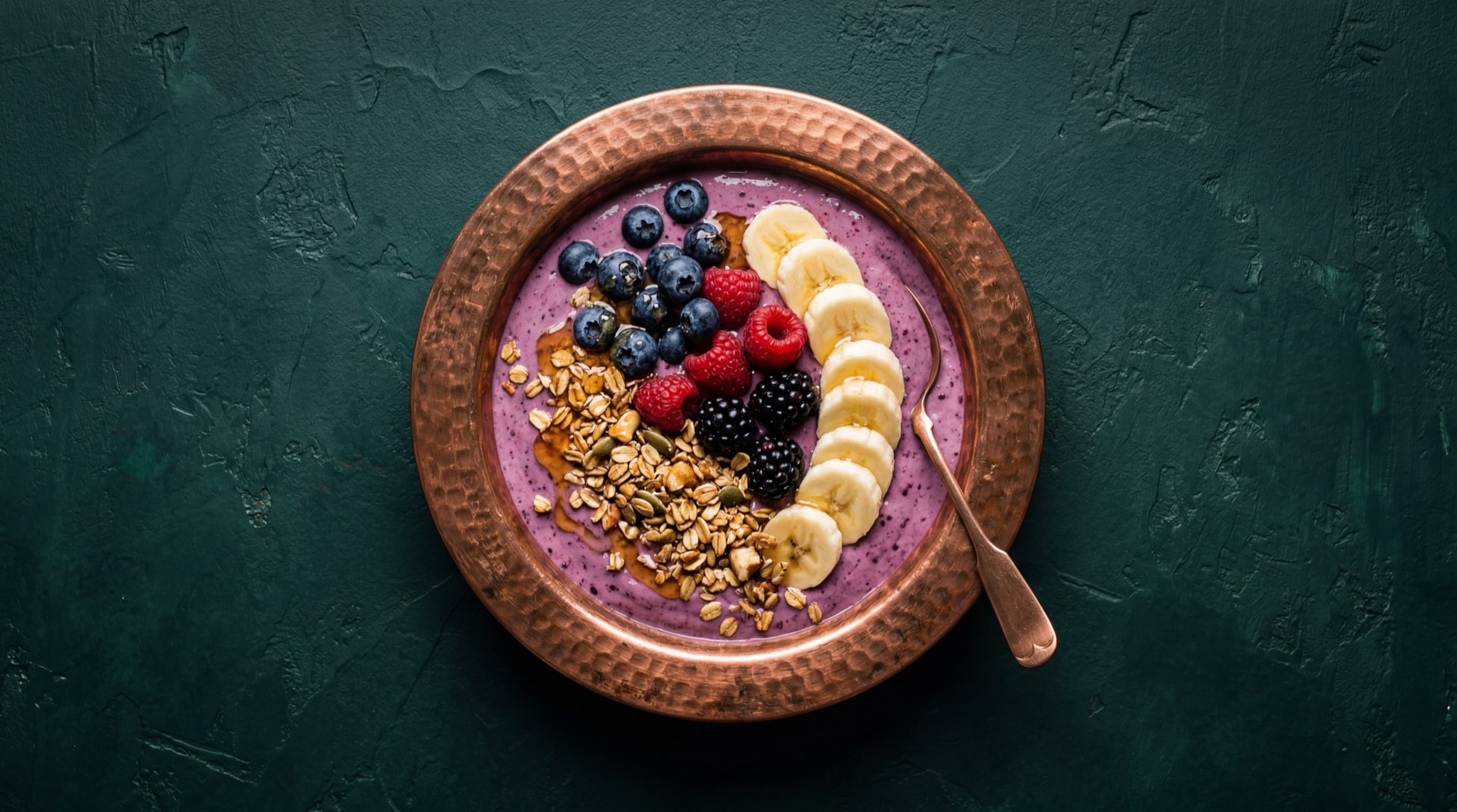 Ingredientes del yogurt Colanta: leche fresca entera pasteurizada de vaca, cultivos lacticos probioticos, fresas frescas enteras y azucar refinada blanca