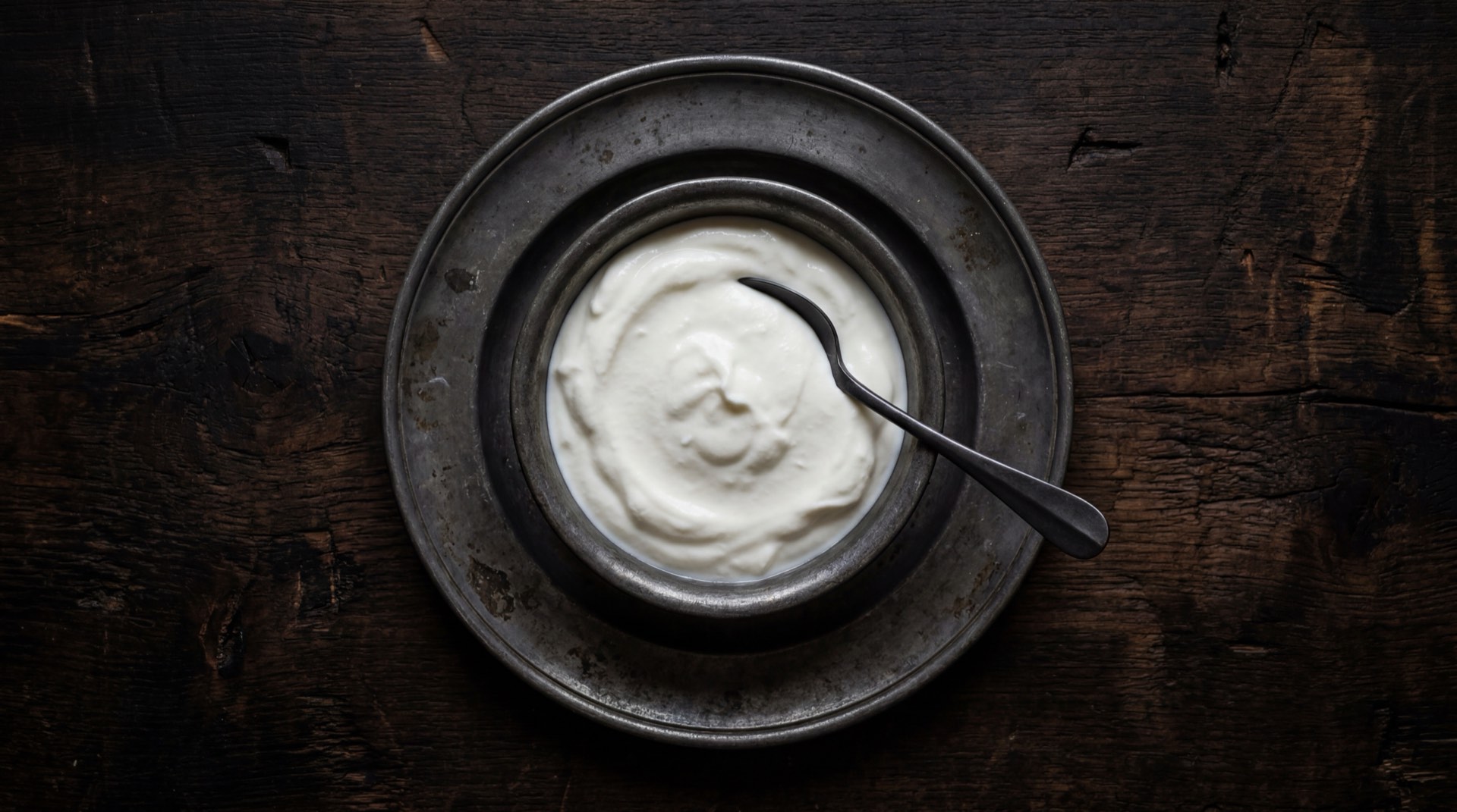 Alternativa saludable: yogurt Colanta natural sin azucar con granola casera de avena integral, fresas frescas cortadas y semillas de chia hidratadas